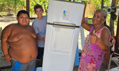 Meninos no supermecado ao lado de dois carrinhos de compras