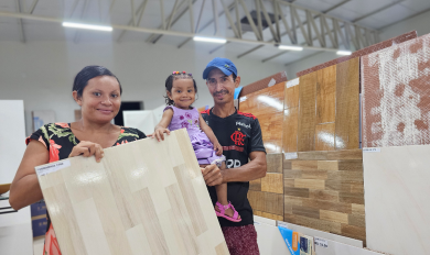 Familia celebrando a casa nova